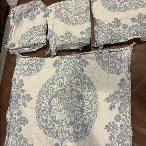 Pottery Barn Lucianna Medallion standard pillow shams Bedding (4)